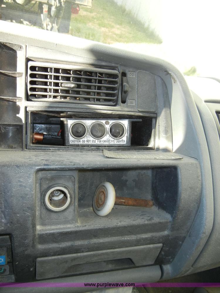 image for item A3322 1999 Mitsubishi FM617 box truck