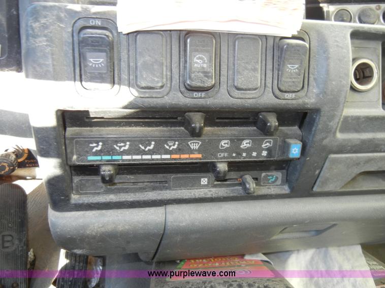 image for item A3322 1999 Mitsubishi FM617 box truck