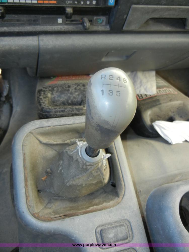 image for item A3322 1999 Mitsubishi FM617 box truck