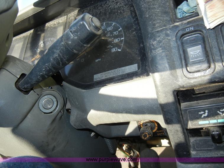 image for item A3322 1999 Mitsubishi FM617 box truck