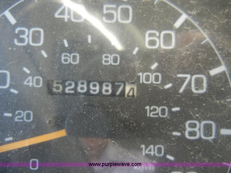 image for item A3322 1999 Mitsubishi FM617 box truck