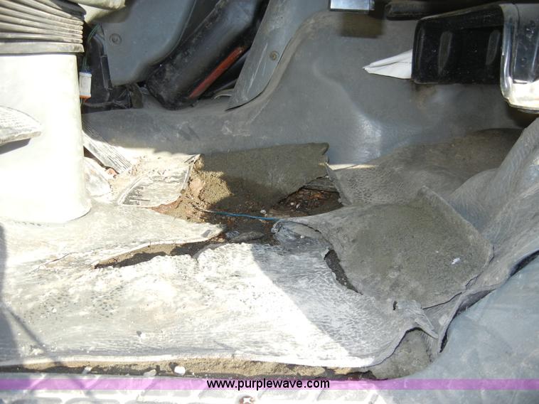 image for item A3322 1999 Mitsubishi FM617 box truck