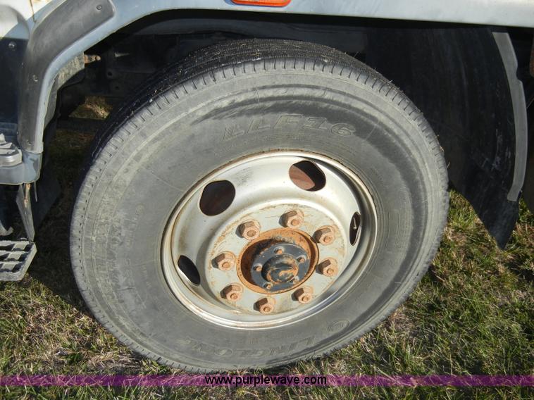 image for item A3322 1999 Mitsubishi FM617 box truck