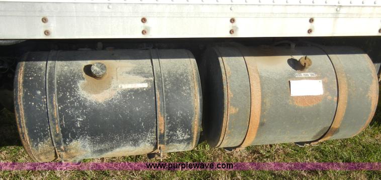 image for item A3322 1999 Mitsubishi FM617 box truck