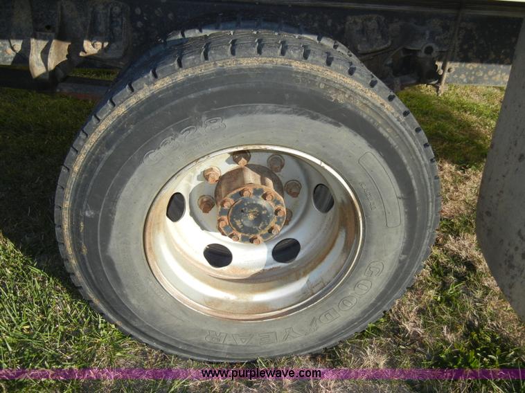 image for item A3322 1999 Mitsubishi FM617 box truck