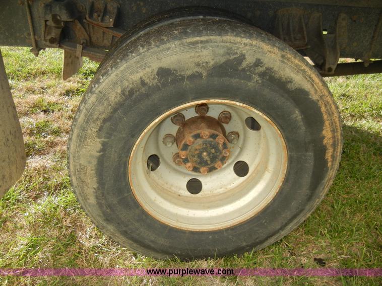 image for item A3322 1999 Mitsubishi FM617 box truck