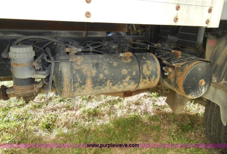 image for item A3322 1999 Mitsubishi FM617 box truck