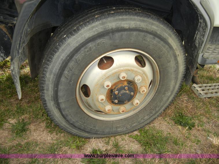 image for item A3322 1999 Mitsubishi FM617 box truck