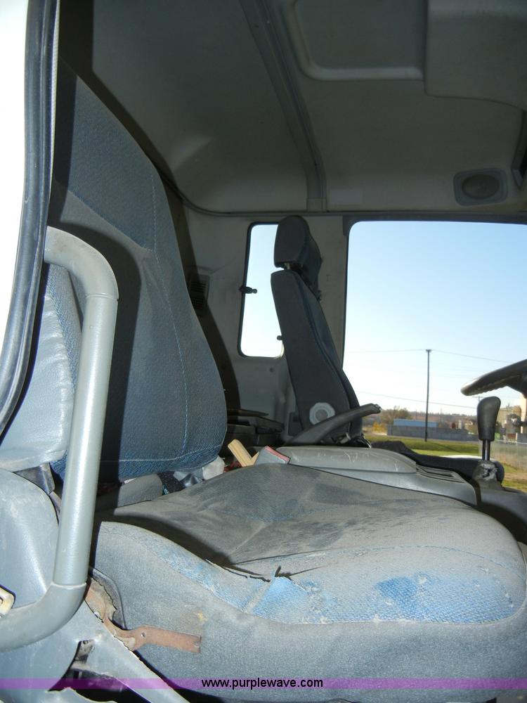 image for item A3322 1999 Mitsubishi FM617 box truck