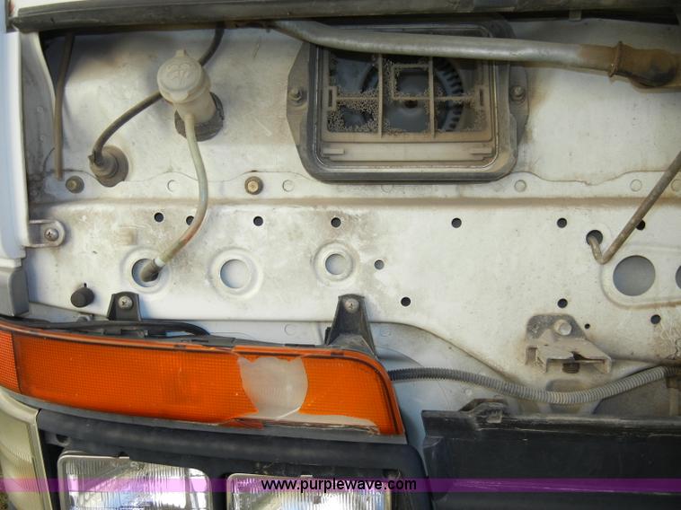 image for item A3322 1999 Mitsubishi FM617 box truck