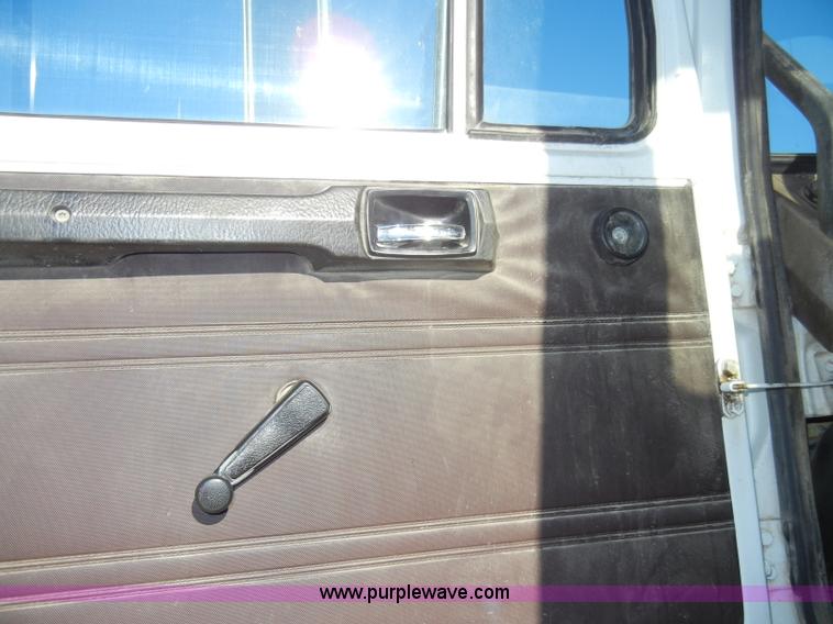 image for item A3353 1989 Mack CS250P flatbed truck