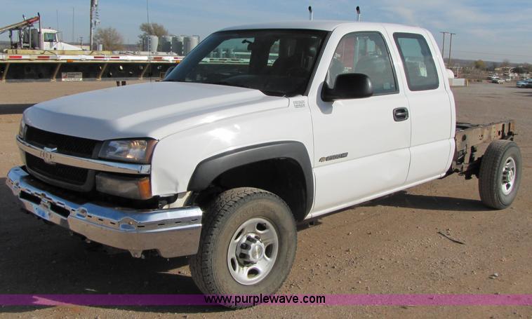 image for item B2130 2006 Chevrolet Silverado C2500HD extended cab pickup truck