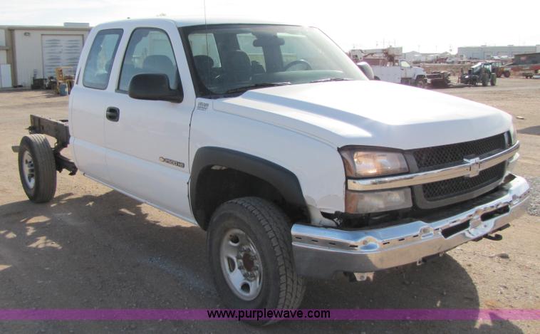 image for item B2130 2006 Chevrolet Silverado C2500HD extended cab pickup truck