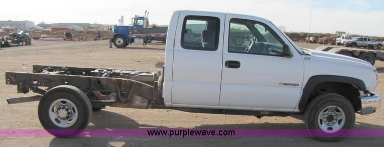 image for item B2130 2006 Chevrolet Silverado C2500HD extended cab pickup truck