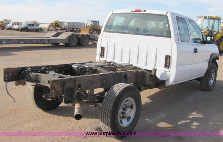 image for item B2130 2006 Chevrolet Silverado C2500HD extended cab pickup truck
