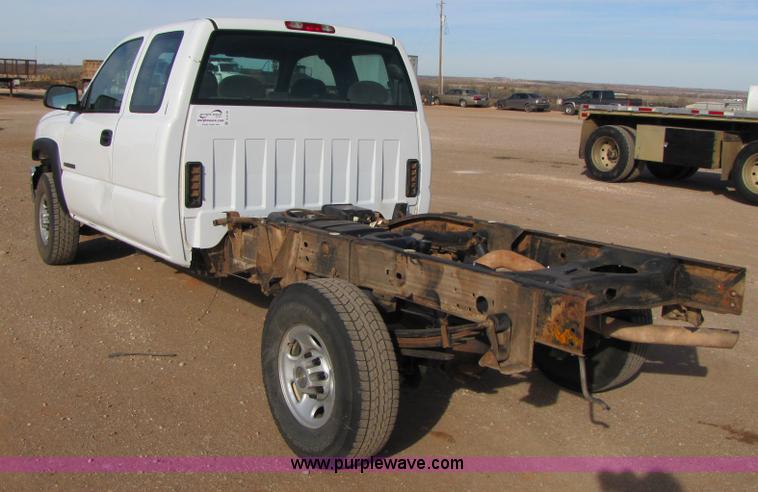 image for item B2130 2006 Chevrolet Silverado C2500HD extended cab pickup truck