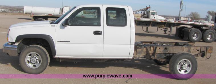 image for item B2130 2006 Chevrolet Silverado C2500HD extended cab pickup truck