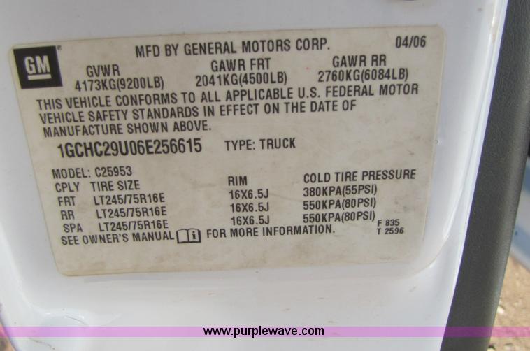 image for item B2130 2006 Chevrolet Silverado C2500HD extended cab pickup truck