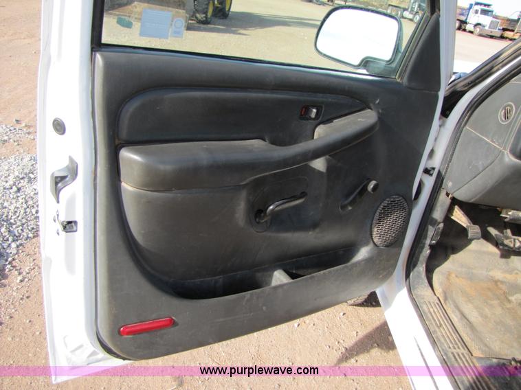 image for item B2130 2006 Chevrolet Silverado C2500HD extended cab pickup truck