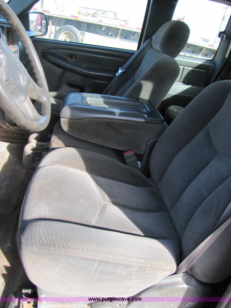 image for item B2130 2006 Chevrolet Silverado C2500HD extended cab pickup truck