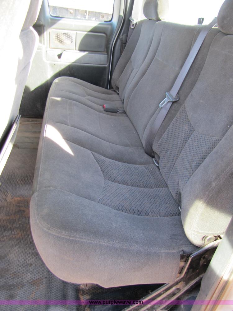 image for item B2130 2006 Chevrolet Silverado C2500HD extended cab pickup truck