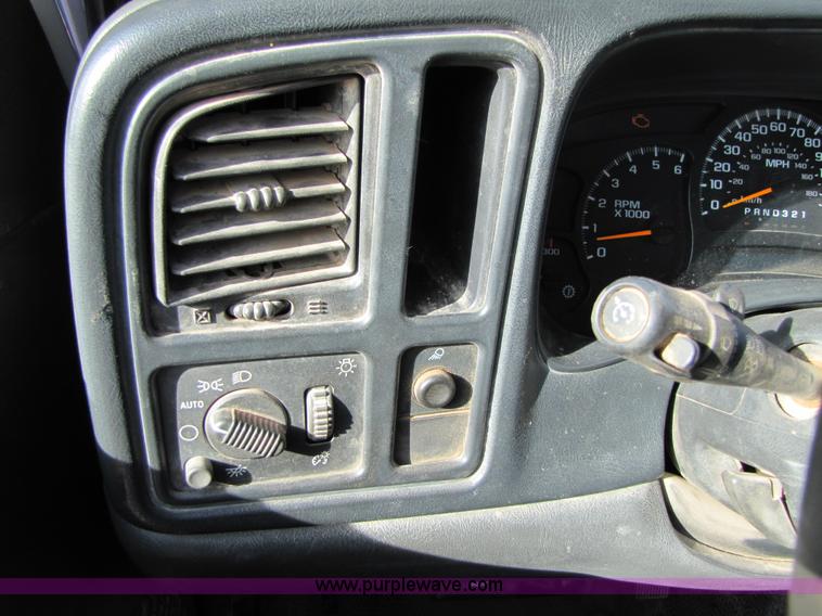 image for item B2130 2006 Chevrolet Silverado C2500HD extended cab pickup truck