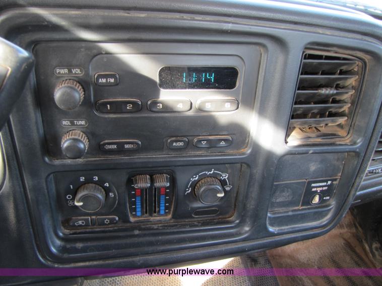 image for item B2130 2006 Chevrolet Silverado C2500HD extended cab pickup truck