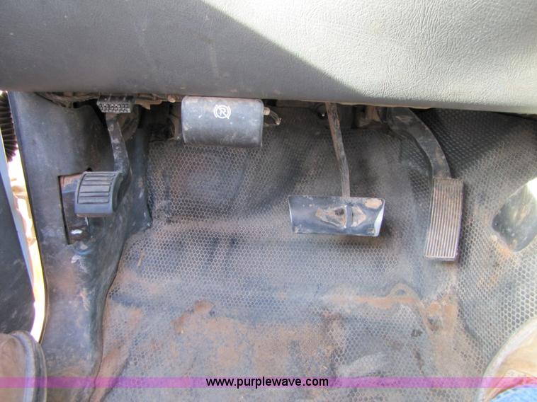 image for item B2130 2006 Chevrolet Silverado C2500HD extended cab pickup truck