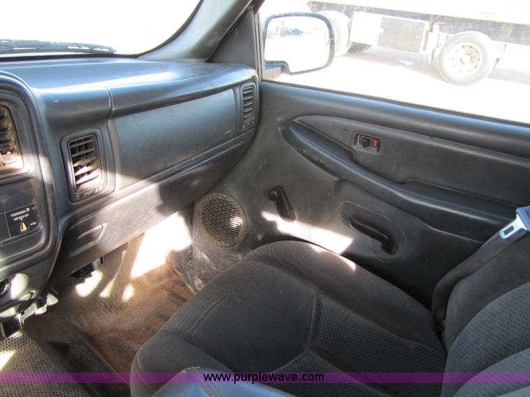 image for item B2130 2006 Chevrolet Silverado C2500HD extended cab pickup truck