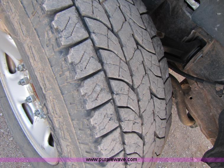 image for item B2130 2006 Chevrolet Silverado C2500HD extended cab pickup truck