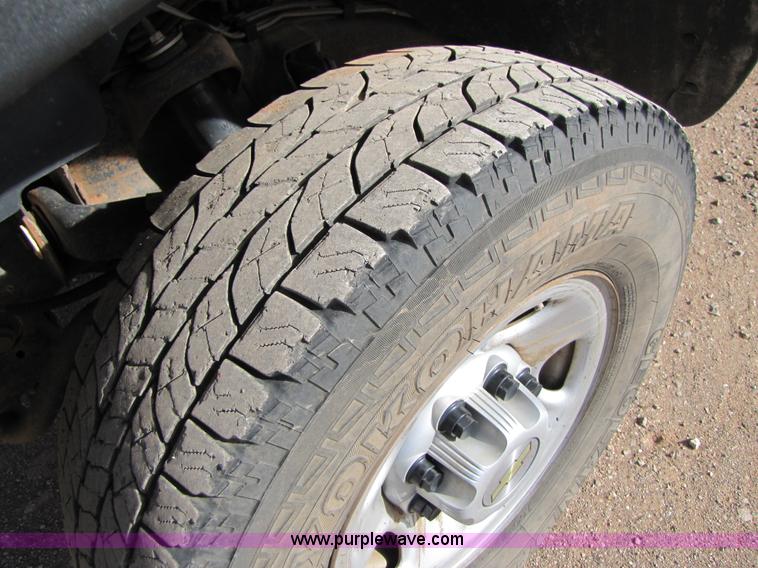 image for item B2130 2006 Chevrolet Silverado C2500HD extended cab pickup truck