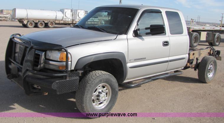 image for item B2131 2004 GMC Sierra 2500HD extended cab pickup truck