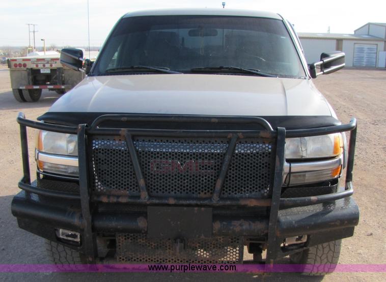 image for item B2131 2004 GMC Sierra 2500HD extended cab pickup truck