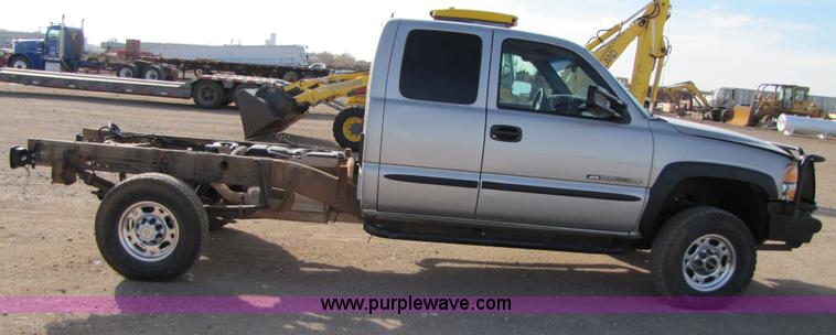image for item B2131 2004 GMC Sierra 2500HD extended cab pickup truck