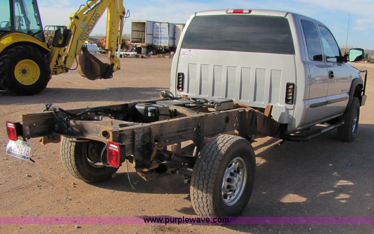 image for item B2131 2004 GMC Sierra 2500HD extended cab pickup truck