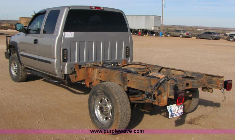 image for item B2131 2004 GMC Sierra 2500HD extended cab pickup truck
