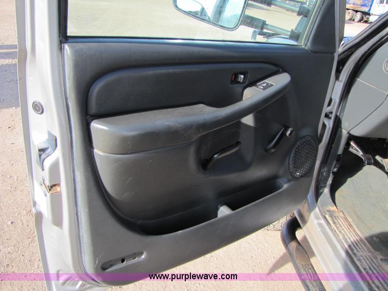 image for item B2131 2004 GMC Sierra 2500HD extended cab pickup truck