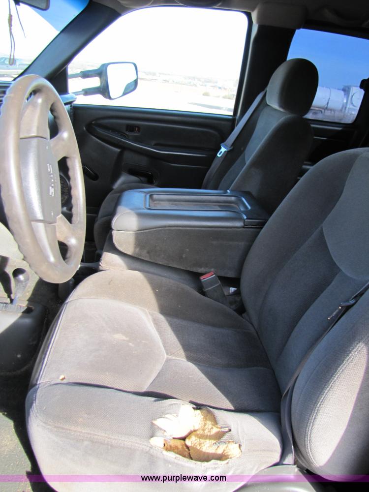 image for item B2131 2004 GMC Sierra 2500HD extended cab pickup truck