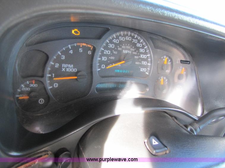 image for item B2131 2004 GMC Sierra 2500HD extended cab pickup truck