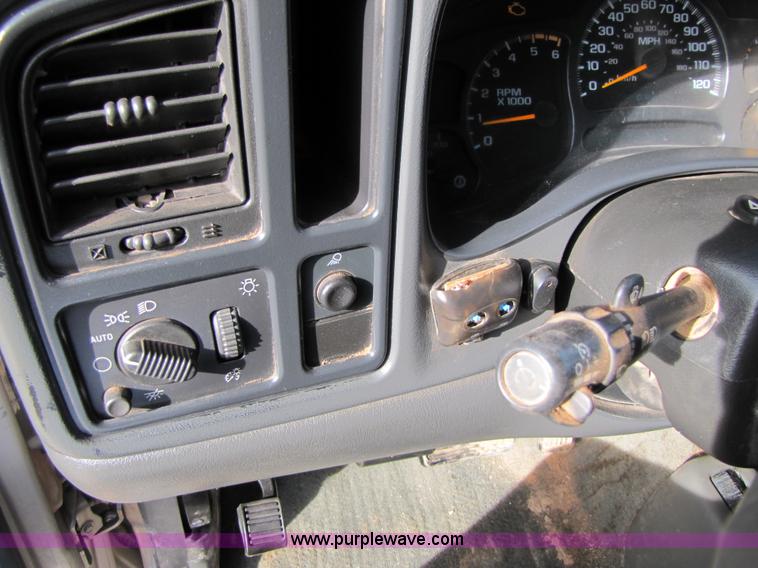 image for item B2131 2004 GMC Sierra 2500HD extended cab pickup truck