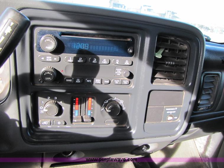 image for item B2131 2004 GMC Sierra 2500HD extended cab pickup truck