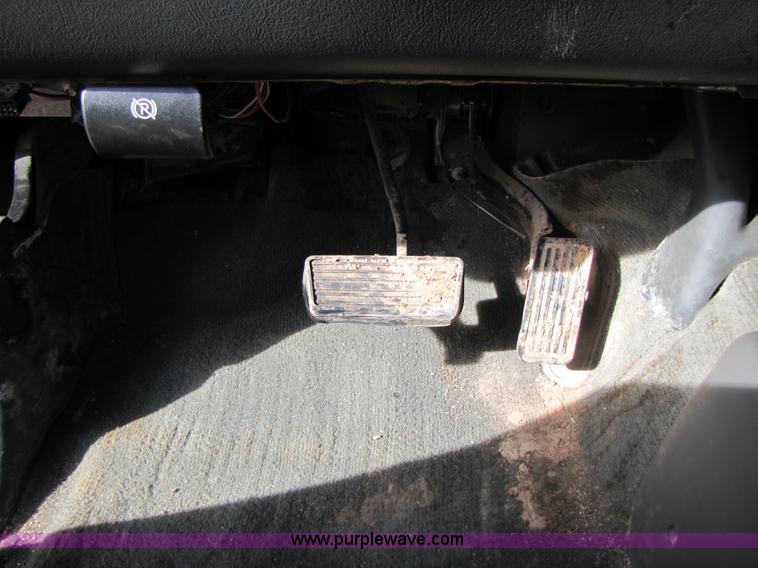 image for item B2131 2004 GMC Sierra 2500HD extended cab pickup truck