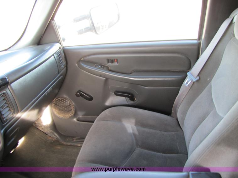 image for item B2131 2004 GMC Sierra 2500HD extended cab pickup truck