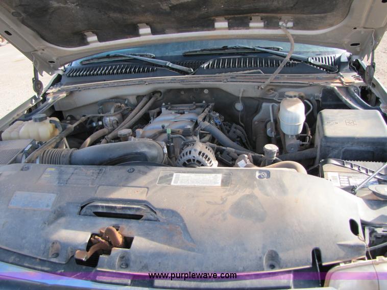 image for item B2131 2004 GMC Sierra 2500HD extended cab pickup truck