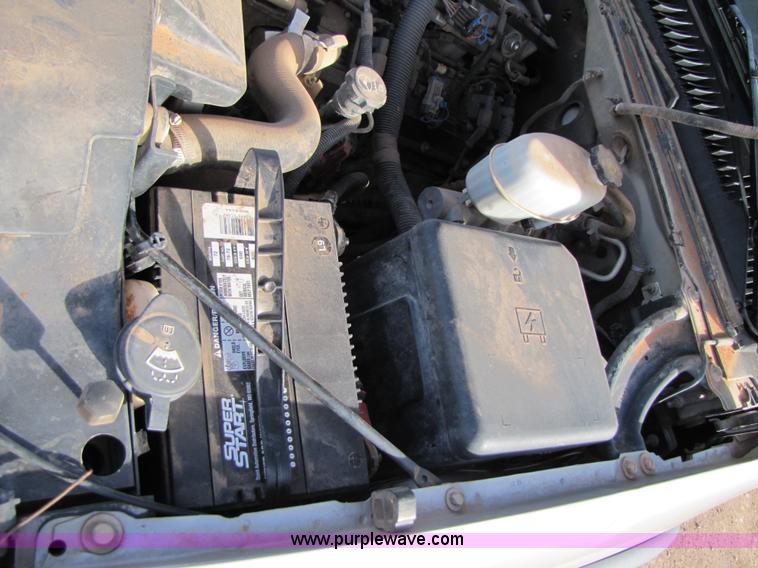 image for item B2131 2004 GMC Sierra 2500HD extended cab pickup truck