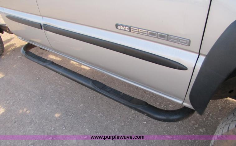 image for item B2131 2004 GMC Sierra 2500HD extended cab pickup truck