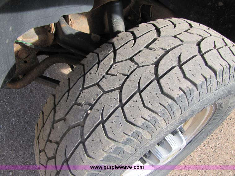 image for item B2131 2004 GMC Sierra 2500HD extended cab pickup truck