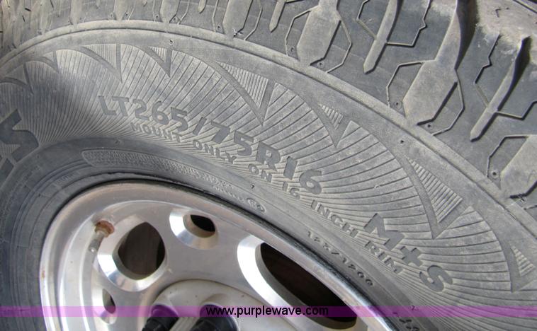 image for item B2131 2004 GMC Sierra 2500HD extended cab pickup truck