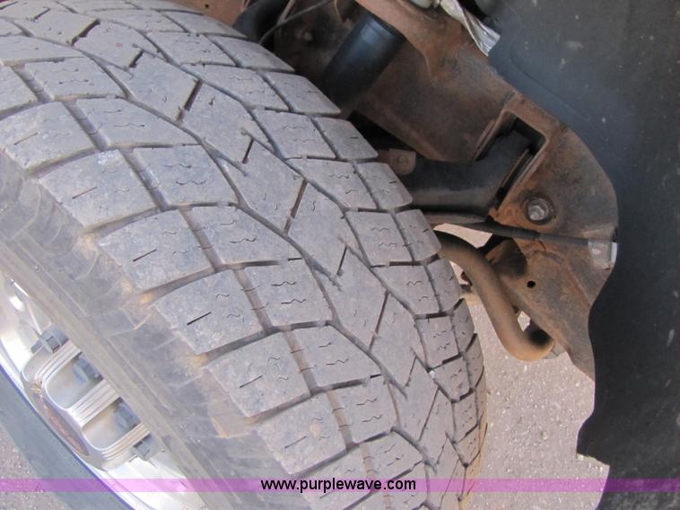 image for item B2131 2004 GMC Sierra 2500HD extended cab pickup truck