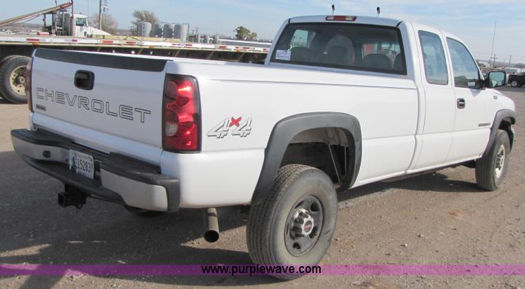 image for item B2132 2007 GMC Sierra 2500HD extended cab pickup truck